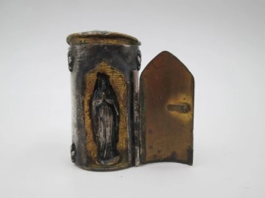 Capilla rosariera cilíndrica Virgen María. Metal plateado y dorado. 1950