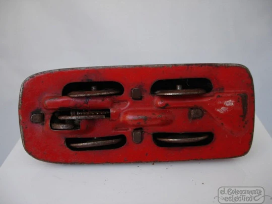 Car. Lithographed tinplate. Red / cream. Manual winding. Germany