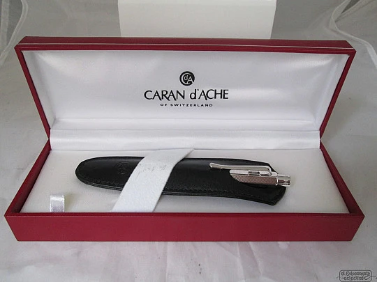 Caran d'Ache Ecridor XS Retro. Metal plateado. Estuche y funda