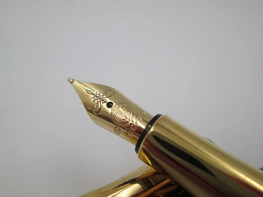 Caran d'Ache. Ivanhoe. 2010. Laminada oro. 18K. Convertidor