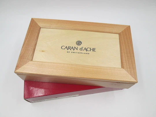 Caran d'Ache. Ivanhoe. 2010. Laminada oro. 18K. Convertidor