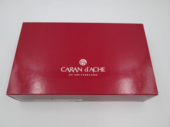 Caran d'Ache. Ivanhoe. 2010. Laminada oro. 18K. Convertidor