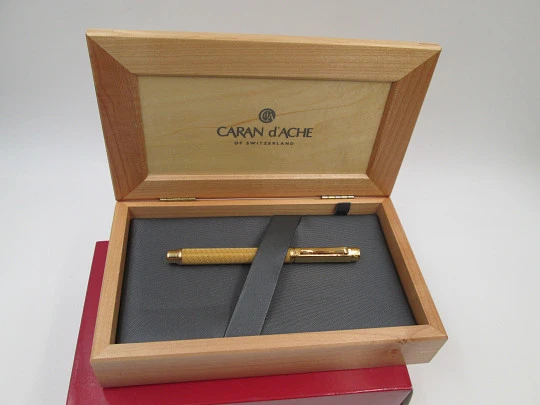 Caran d'Ache. Ivanhoe. 2010. Laminada oro. 18K. Convertidor