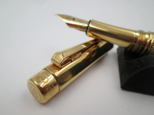 Caran d'Ache. Ivanhoe. Gold plated. 2010. 18K nib. Converter