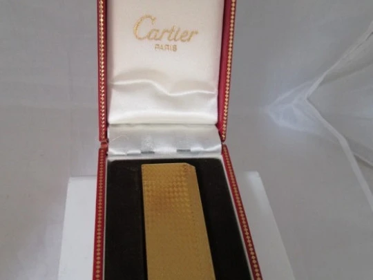 Cartier butane lighter. Rhomboid decoration. Gold plated. Box