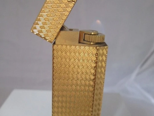 Cartier butane lighter. Rhomboid decoration. Gold plated. Box