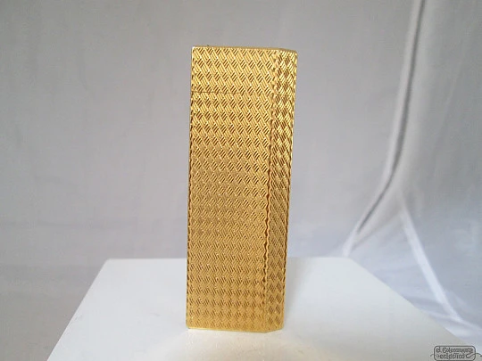 Cartier butane lighter. Rhomboid decoration. Gold plated. Box