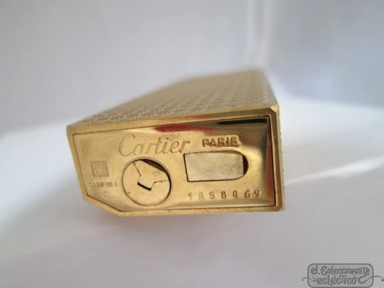 Cartier butane lighter. Rhomboid decoration. Gold plated. Box