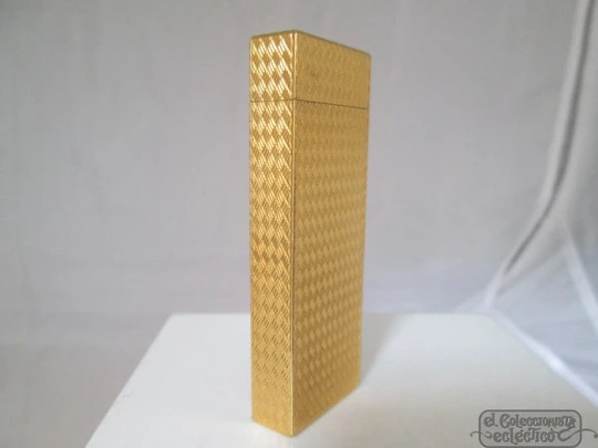 Cartier butane lighter. Rhomboid decoration. Gold plated. Box