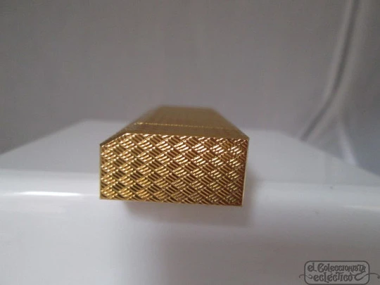 Cartier butane lighter. Rhomboid decoration. Gold plated. Box