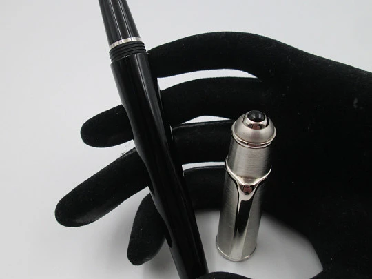 Cartier Diabolo fountain pen. Palladium-plated metal and black resin. 2000's. France Cartier Diabolo fountain pen. Palladium-plated metal and black resin. 2000's. France