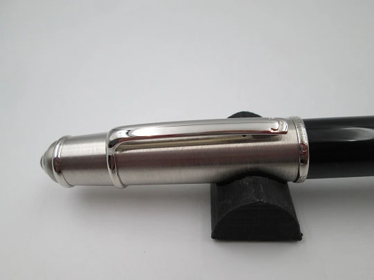 Cartier Diabolo fountain pen. Palladium-plated metal and black resin. 2000's. France Cartier Diabolo fountain pen. Palladium-plated metal and black resin. 2000's. France