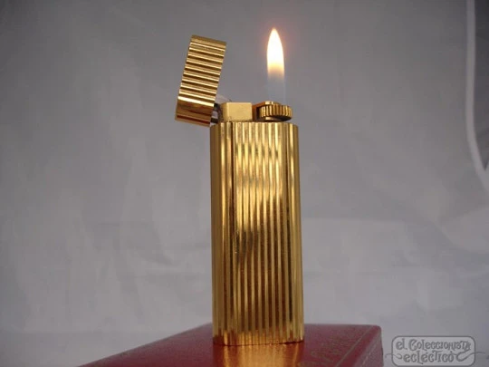 Cartier Le Must butane lighter. Yellow gold plated. Paris