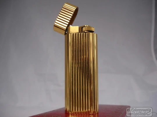 Cartier Le Must butane lighter. Yellow gold plated. Paris