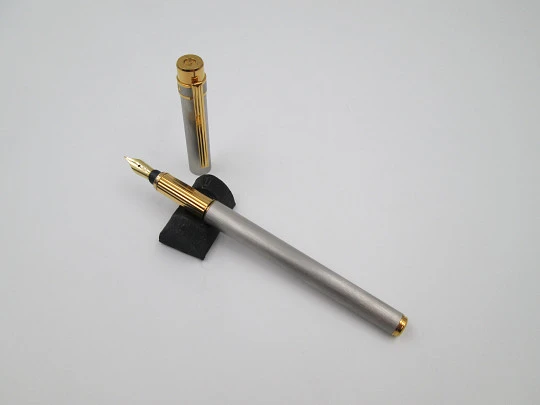 Cartier Le Must Santos fountain pen. Satin steel & gold plated details. 2000's. France