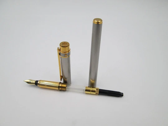 Cartier Le Must Santos fountain pen. Satin steel & gold plated details. 2000's. France