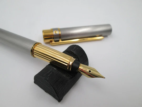 Cartier Le Must Santos fountain pen. Satin steel & gold plated details. 2000's. France