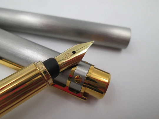 Cartier Le Must Santos fountain pen. Satin steel & gold plated details. 2000's. France