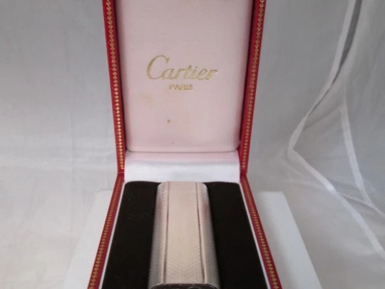 Cartier. Metal chapado plata 30 micras. Estuche. Decoración ondas