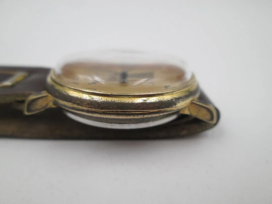 Cauny Darwil. Chapado en oro y acero inoxidable. Cuerda manual. Calendario. 1970