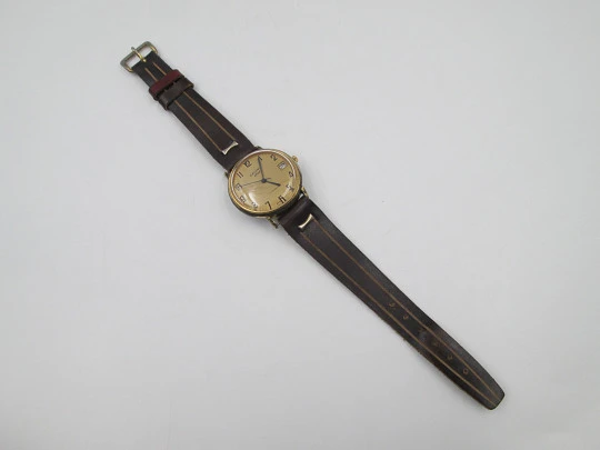 Cauny Darwil. Chapado en oro y acero inoxidable. Cuerda manual. Calendario. 1970