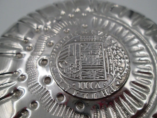 Cenicero circular, Monedas Carlos IV y motivos gallones. Plata de ley. 1970