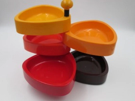 Centro de mesa para aperitivos. Bandejas giratorias y soporte. Plástico colores. 1960