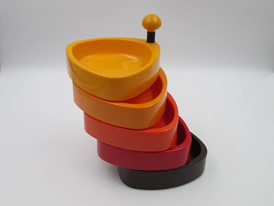 Centro de mesa para aperitivos. Bandejas giratorias y soporte. Plástico colores. 1960