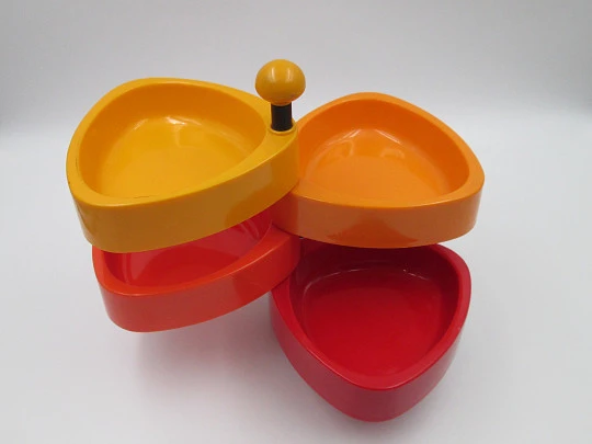 Centro de mesa para aperitivos. Bandejas giratorias y soporte. Plástico colores. 1960