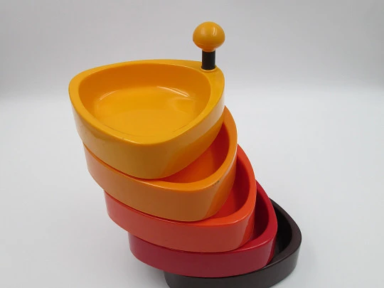 Centro de mesa para aperitivos. Bandejas giratorias y soporte. Plástico colores. 1960