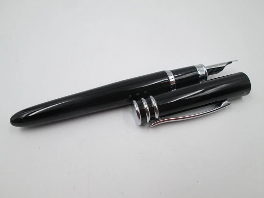 Cerruti 1881 fountain pen. Silver plated and black lacquer. Cartridge. France. 2010's