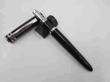 Cerruti 1881 fountain pen. Silver plated and black lacquer. Cartridge. France. 2010's