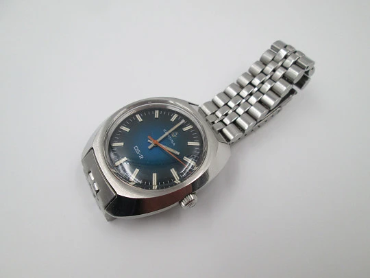 Certina DS-2 Turtle. Stainless steel. Manual wind. Blue dial. Bracelet & strap