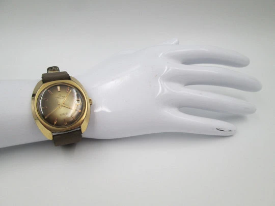 Certina DS-2 Turtle. Steel and gold plated. Automatic. Iridiscent dial. Calendar. 1970's