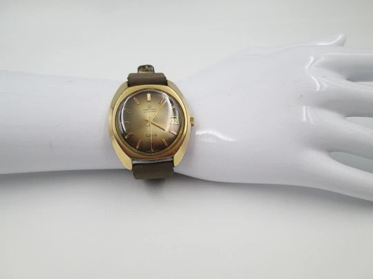 Certina DS-2 Turtle. Steel and gold plated. Automatic. Iridiscent dial. Calendar. 1970's