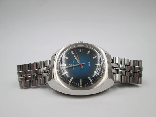 Certina DS-2. Acero inoxidable. Cuerda manual. Brazalete y correa. Dial azul. 1970