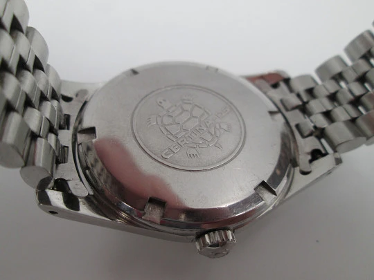 Certina DS Turtle. Stainless steel. Manual wind. Calendar. Bracelet. Golden dial. 1960's