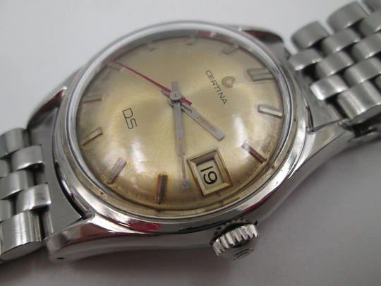Certina DS Turtle. Stainless steel. Manual wind. Calendar. Bracelet. Golden dial. 1960's