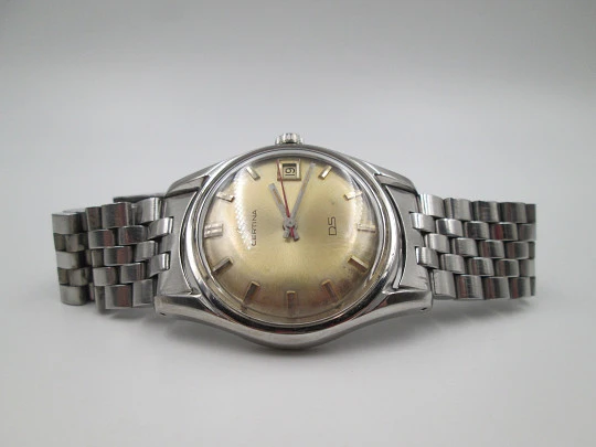 Certina DS Turtle. Stainless steel. Manual wind. Calendar. Bracelet. Golden dial. 1960's