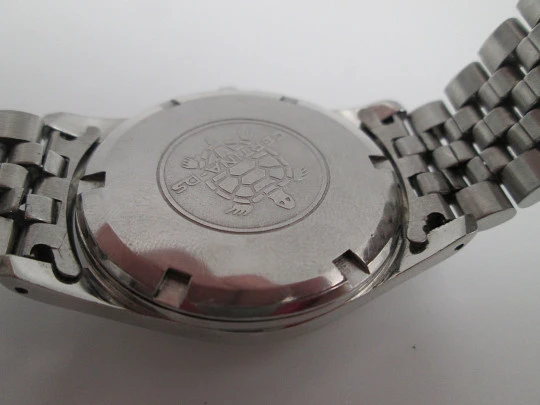Certina DS Turtle. Stainless steel. Manual wind. Calendar. Bracelet. Golden dial. 1960's