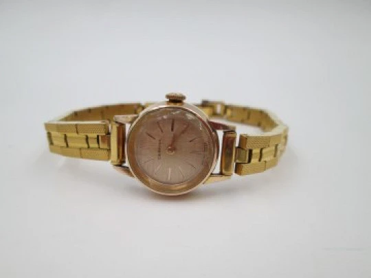 Certina mujer. Chapado oro y acero. Cuerda manual. Brazalete. 1950