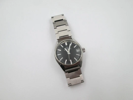 Certina. Stainless steel. Manual wind. Black dial. Calendar. Bracelet. Swiss. 1970's