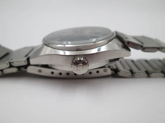 Certina. Stainless steel. Manual wind. Black dial. Calendar. Bracelet. Swiss. 1970's