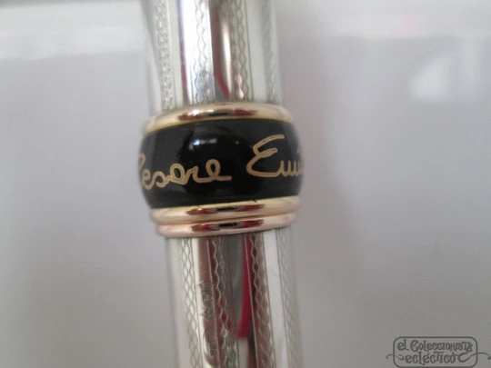 Cesare Emiliano. Plata de ley 925. Detalles chapados oro. Resina negra