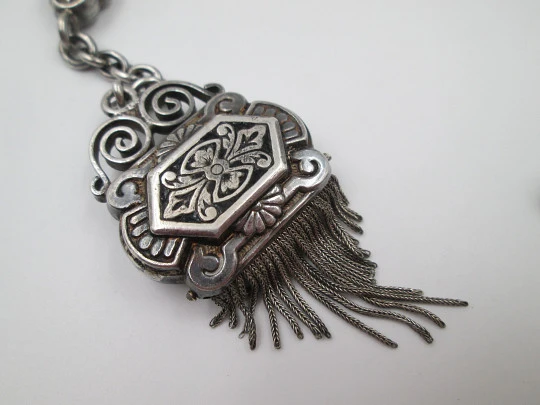 Chatelaine de ocho hilos para reloj bolsillo. Plata y esmalte negro. Correderas y colgante