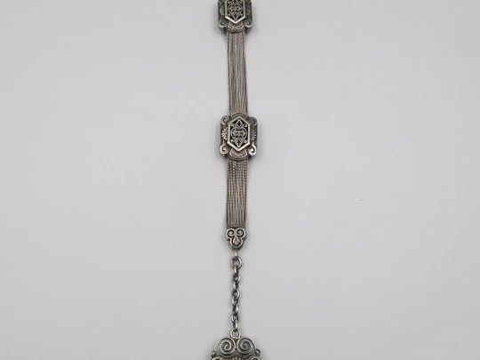 Chatelaine de ocho hilos para reloj bolsillo. Plata y esmalte negro. Correderas y colgante