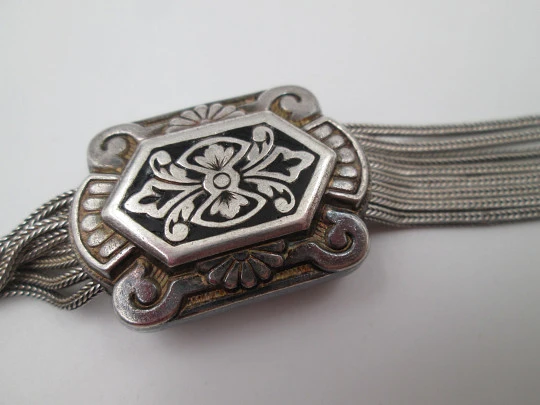 Chatelaine de ocho hilos para reloj bolsillo. Plata y esmalte negro. Correderas y colgante
