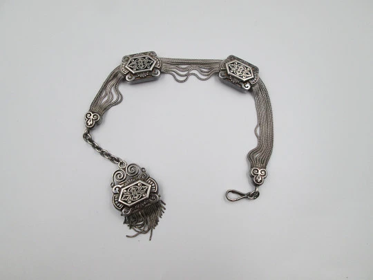 Chatelaine de ocho hilos para reloj bolsillo. Plata y esmalte negro. Correderas y colgante