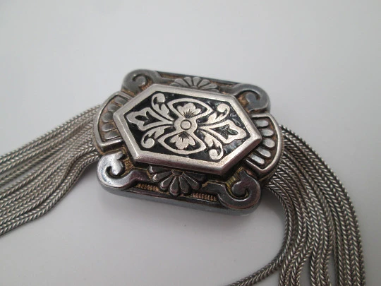 Chatelaine de ocho hilos para reloj bolsillo. Plata y esmalte negro. Correderas y colgante