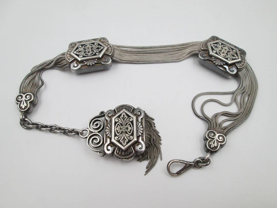Chatelaine de ocho hilos para reloj bolsillo. Plata y esmalte negro. Correderas y colgante